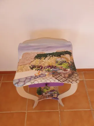 Mesilla auxiliar restaurada con diseño