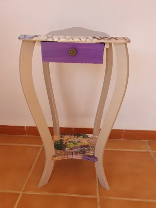 Mesilla auxiliar restaurada con diseño