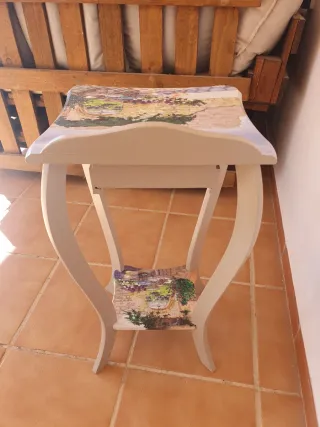 Mesilla auxiliar restaurada con diseño
