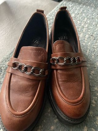 Mocassini marroni con catena