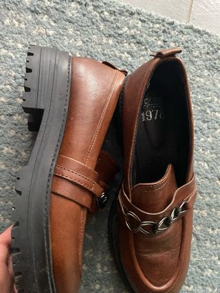 Mocassini marroni con catena