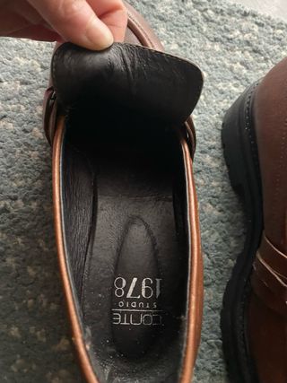 Mocassini marroni con catena