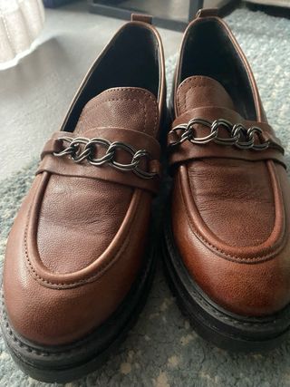 Mocassini marroni con catena