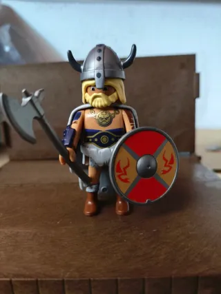 Playmobil Vikingo con Hacha y Escudo