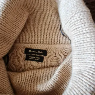 Poncho de punto color camel con cuello alto