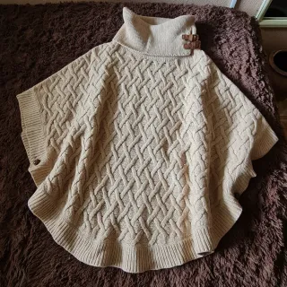 Poncho de punto color camel con cuello alto