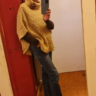 Poncho de punto color camel con cuello alto