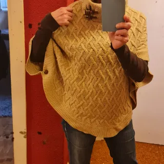 Poncho de punto color camel con cuello alto