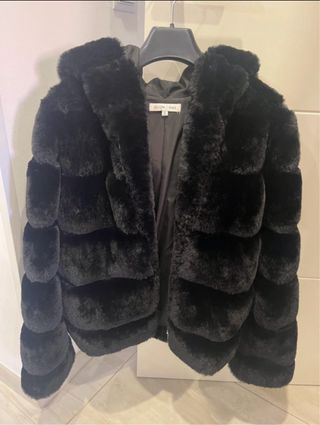 Abrigo negro pelo sintético con capucha