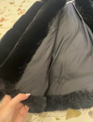 Abrigo negro pelo sintético con capucha