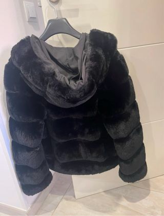 Abrigo negro pelo sintético con capucha