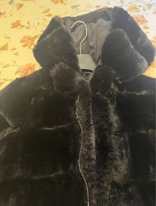 Abrigo negro pelo sintético con capucha