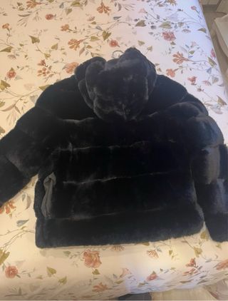 Abrigo negro pelo sintético con capucha