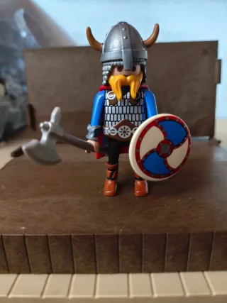 Playmobil Guerrero Vikingo con Hacha y Escudo