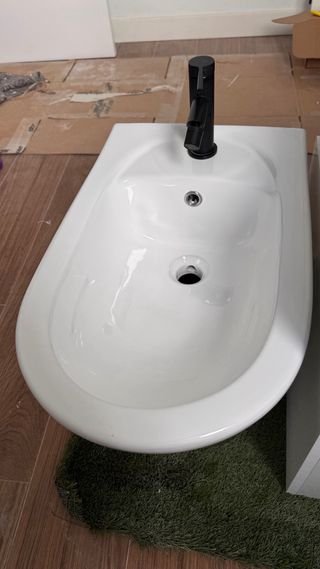 Bidé blanco con grifo negro