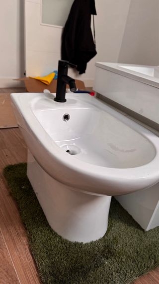 Bidé blanco con grifo negro