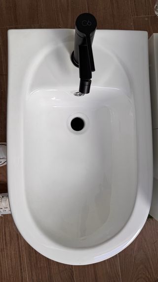 Bidé blanco con grifo negro