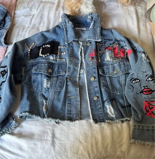 Chaqueta vaquera oversize con parches y tachuelas