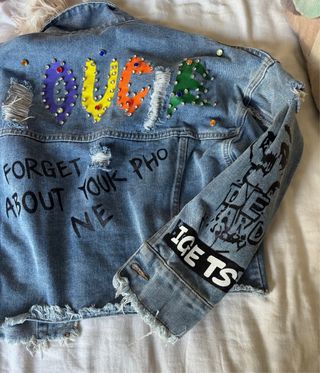 Chaqueta vaquera oversize con parches y tachuelas