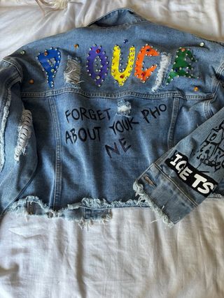 Chaqueta vaquera oversize con parches y tachuelas