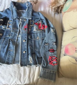 Chaqueta vaquera oversize con parches y tachuelas