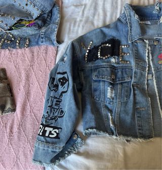 Chaqueta vaquera oversize con parches y tachuelas