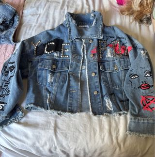 Chaqueta vaquera oversize con parches y tachuelas