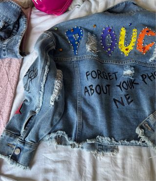 Chaqueta vaquera oversize con parches y tachuelas