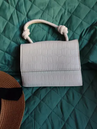Sombrero y bolso de paja blanco
