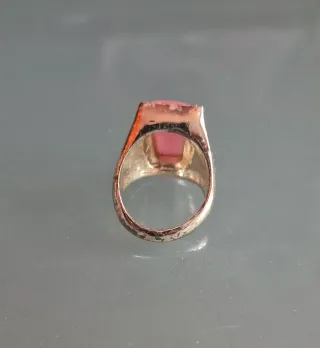 Anello con pietra rosa rettangolare