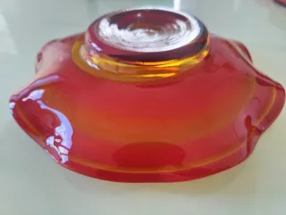 Centro de mesa de cristal rojo y amarillo