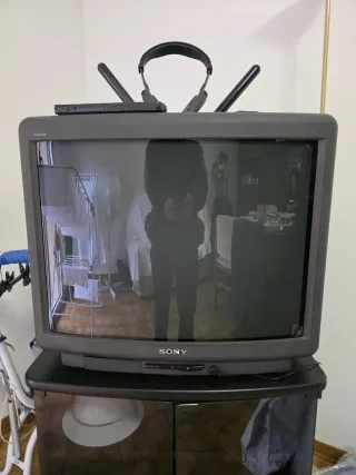 TV Sony Trinitron Vintage con Cuffie