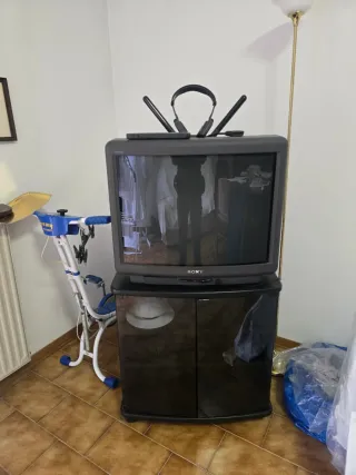 TV Sony Trinitron Vintage con Cuffie