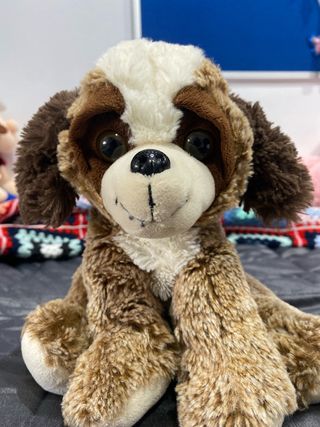 Peluche perro marrón y blanco