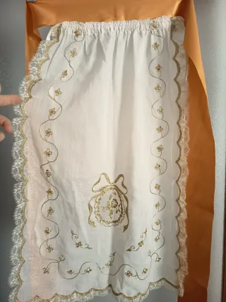 Manteletas falleras doradas y blancas