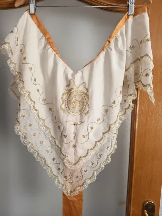 Manteletas falleras doradas y blancas