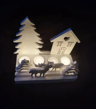 Candelabro Navideño con Ciervos y Casa