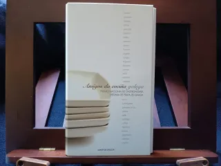Lote 5 libros adultos; narrativa, cociña galega...