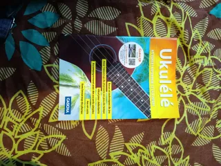 Ukelele Cascha con funda y librillo para aprender
