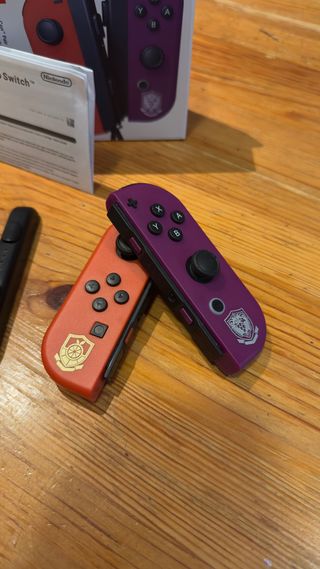 Joy-Con Nintendo Switch Morado y Rojo Pokémon