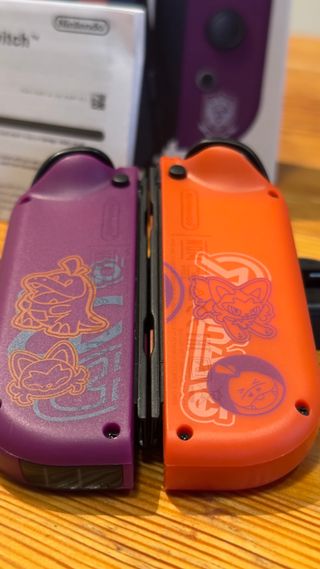 Joy-Con Nintendo Switch Morado y Rojo Pokémon