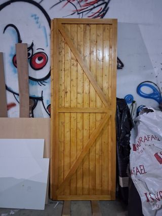 Puerta corredera estilo granero madera.