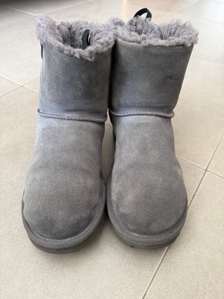 Botas UGG grises con lazo
