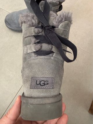 Botas UGG grises con lazo