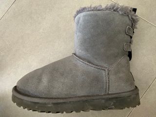 Botas UGG grises con lazo