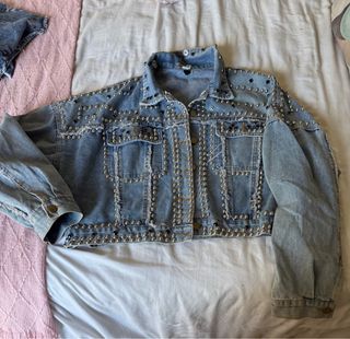 Cazadora vaquera oversize tachuelas