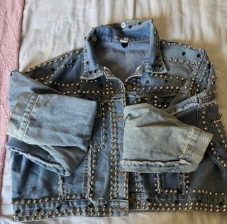 Cazadora vaquera oversize tachuelas