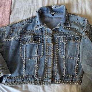 Cazadora vaquera oversize tachuelas