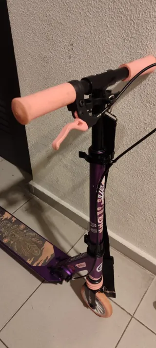 Patinete morado para niños