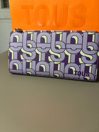 Cartera Tous Morada y blanco.